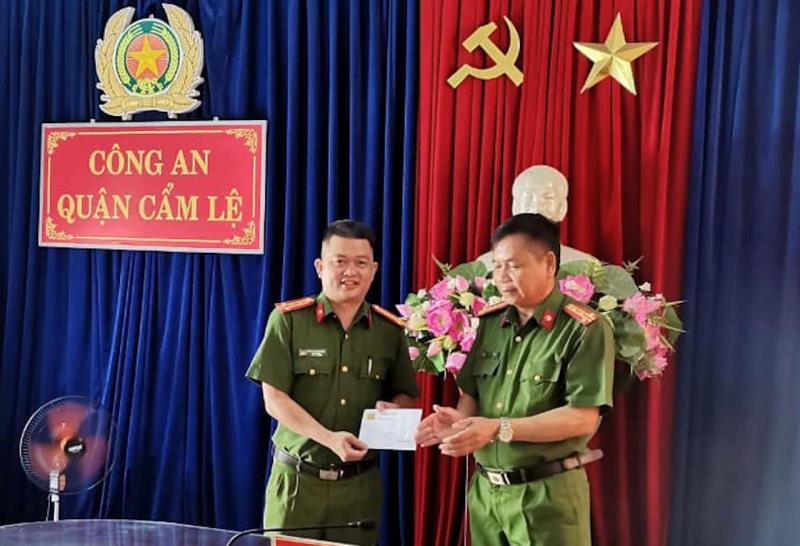 Thượng tá Nguyễn Quang Minh- Phó Trưởng Công an quận Cẩm Lệ trao thưởng cho Công an phường Hòa An
