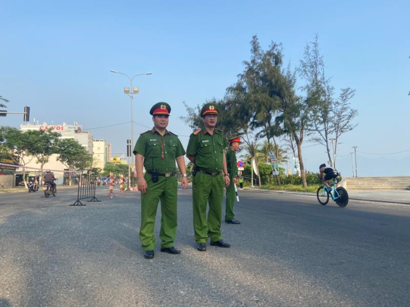 Cán bộ chiến sỹ Công an quận Thanh Khê bảo vệ cuộc thi tại tuyến đường Nguyễn Tất Thành.