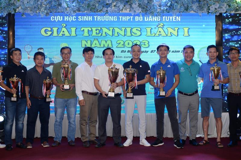 Các VĐV dự giải tennis cựu học sinh Trường THPT Đỗ Đăng Tuyển lần thứ I năm 2023