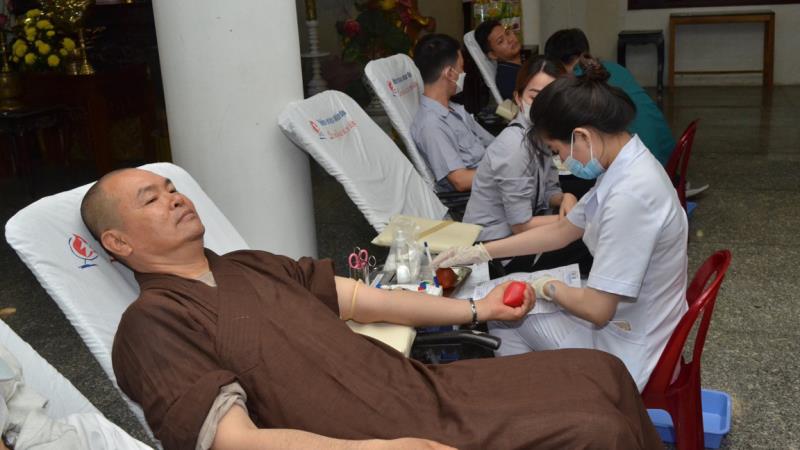 Tăng ni, Phật tử Đà Nẵng tham gia hiến máu tình nguyện.