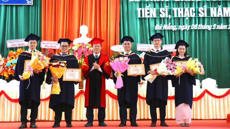 Đại diện lãnh đạo trường ĐHKT Đà Nẵng khen thưởng 5 tân Thạc sĩ có thành tích tốt trong học tập, nghiên cứu.