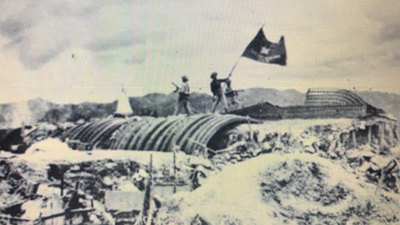 Bộ đội ta vượt qua cầu Mường Thanh, tấn công vào Sở chỉ huy Tập đoàn cứ điểm Điện Biên Phủ, chiều 7-5-1954 (Ảnh chụp lại ảnh tư liệu TTXVN)