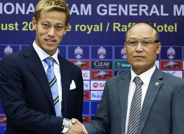 Chủ tịch FFC, Sao Sokha (phải) và HLV Keisuke Honda của đội U.22 Campuchia