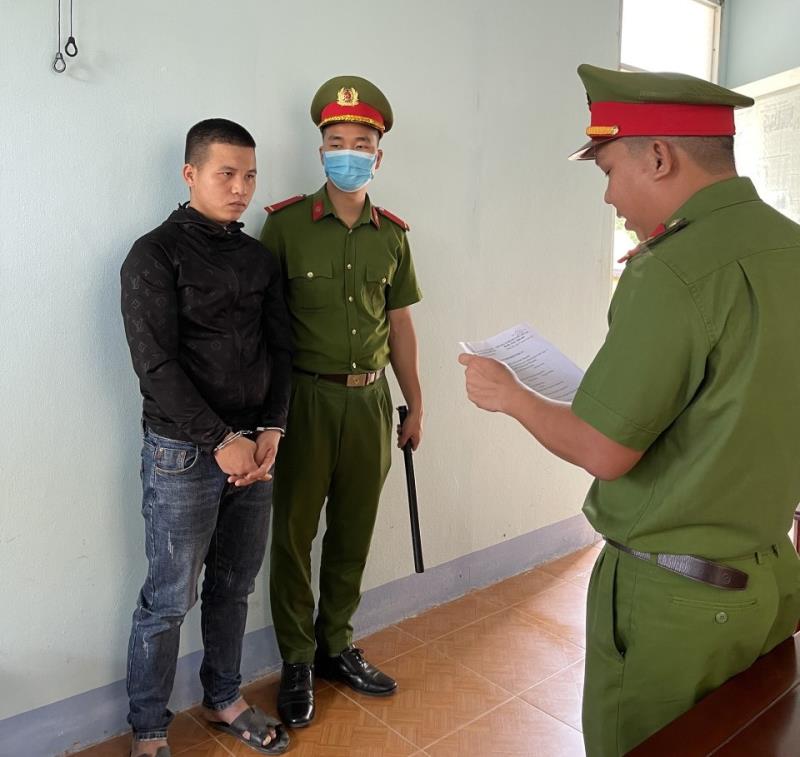 Công an huyện Thăng Bình thực hiện lệnh bắt giam 2 bị can Trung (áo đen) và Trí.