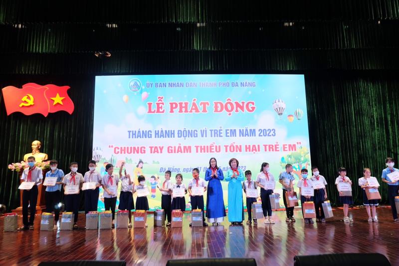 Phó Chủ tịch HĐND TP Nguyễn Thị Anh Thi trao quà cho các đại biểu tham gia diễn đàn.