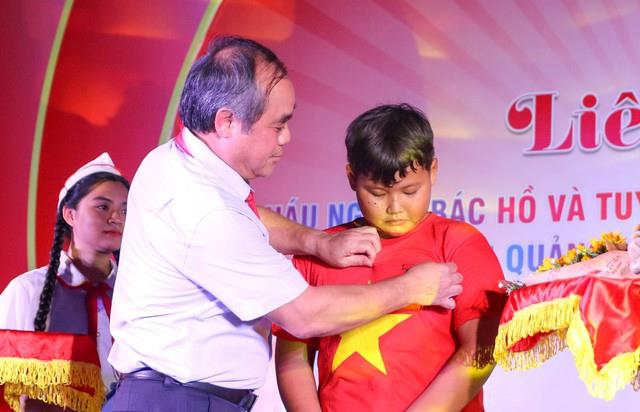 Phó Chủ tịch thường trực UBND tỉnh Quảng Ngãi Nguyễn Hoàn Tuấn trao huy hiệu “Tuổi trẻ dũng cảm” của Trung ương Đoàn cho em Võ Tấn Đệ.
