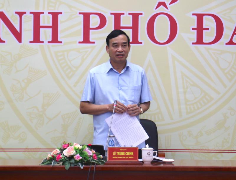 Chủ tịch UBND TP Đà Nẵng Lê Trung Chinh tặng Bằng khen cho 5 tập thể và 4 cá nhân có thành tích xuất sắc.