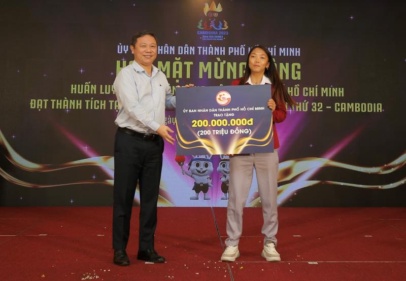 Huỳnh Như nhận thưởng đặc biệt từ UBND TPHCM.