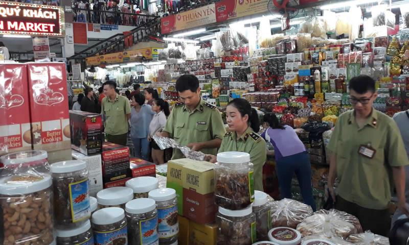 QLTT Đà Nẵng kiểm tra kinh doanh hàng hóa, dịch vụ tại chợ Hàn.