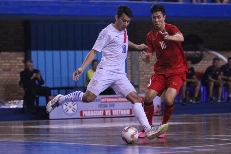 Tuyển futsal Việt Nam (áo sẫm) trong trận thua tuyển futsal Paraguay 0-2.