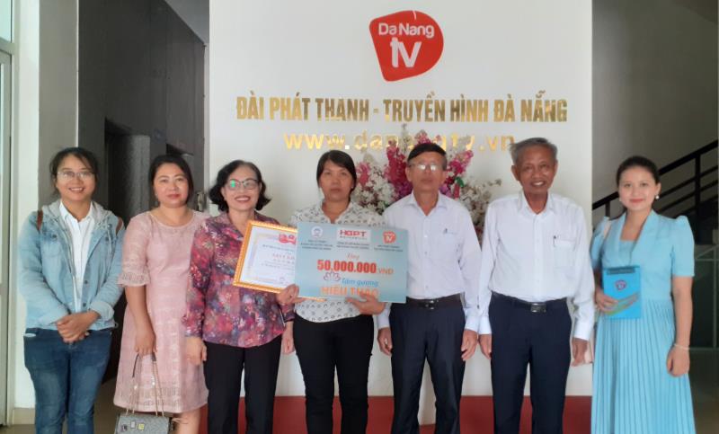 Chị Lê Thị Hường cho mẹ chồng uống sữa.