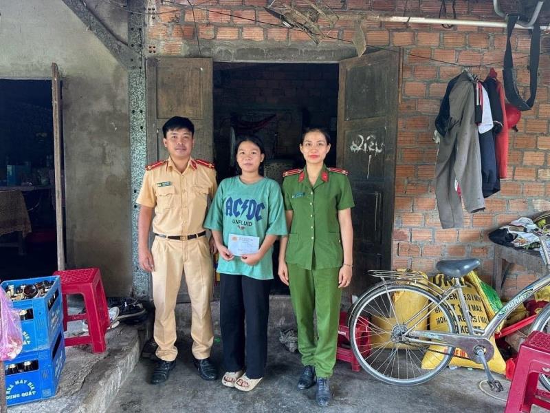 Đoàn Thanh niên Công an thị xã Đức Phổ (Quảng Ngãi) trao hỗ trợ cho 1/4 thí sinh có hoàn cảnh đặc biệt khó khăn, gia đình thuộc diện hộ nghèo, không có phương tiện đi lại.