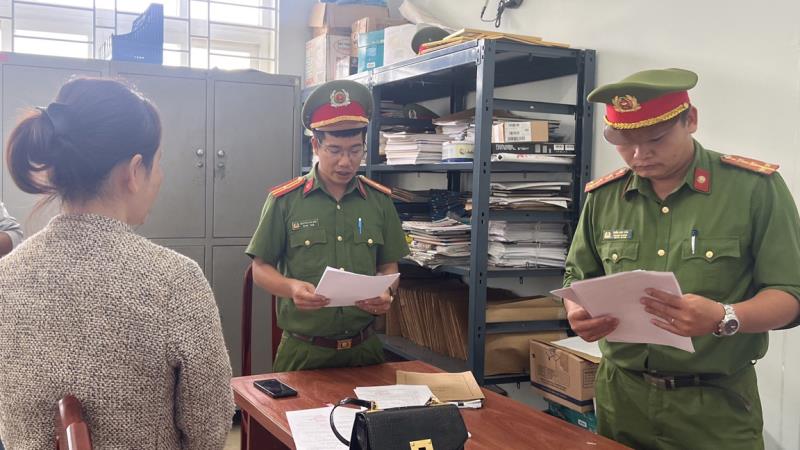 Cơ quan Cảnh sát điều tra Công an tỉnh Đắk Nông tống đạt các quyết định tố tụng đối với bị can Nguyễn Thị Hồng Đào.