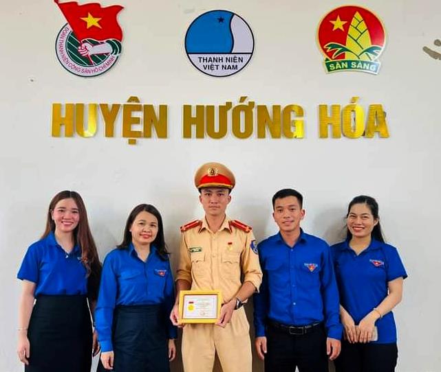 Bí thư Tỉnh Đoàn Quảng Trị Trần Thị Thu (thứ 2 từ trái sang) chúc mừng, trao Huy hiệu “Tuổi trẻ dũng cảm” cho Thượng úy Nguyễn Văn Thuận.