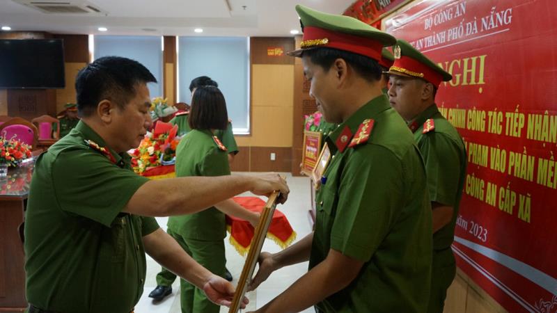 Đại tá Nguyễn Văn Tăng- Phó Giám đốc Công an TP Đà Nẵng trao thưởng cho Đồn Công an Cảng HKQT Đà Nẵng vì có thành tích trong công tác đấu tranh với tội phạm hồi đầu tháng 6-2023.