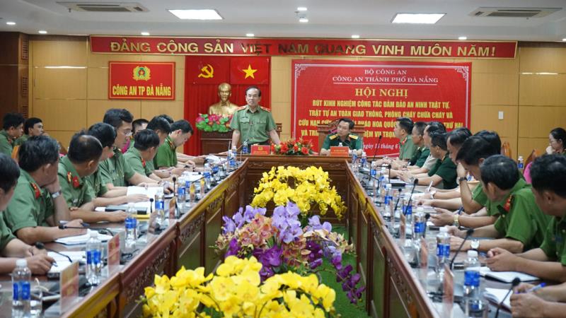 Thiếu tướng Vũ Xuân viên phát biểu tại cuộc họp.