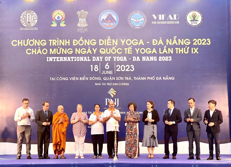 Hơn 1.500 hội viên tham gia đồng diễn Yoga.
