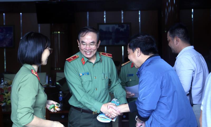 Thượng tá Nguyễn Đại Đồng – Phó Giám đốc Công an TP Đà Nẵng tặng Giấy khen
cho các phóng viên, đại diện cơ quan báo chí có đóng góp trong công tác
tuyên truyền nhiệm vụ đảm bảo ANTT.
