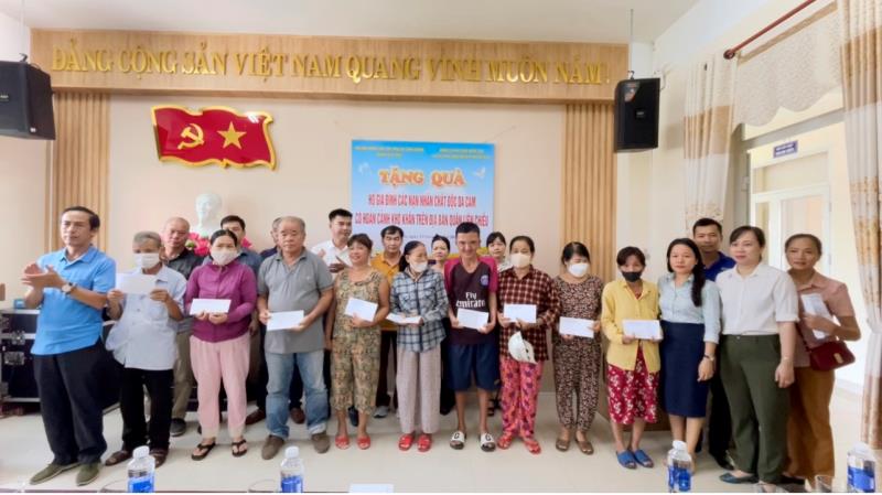 Đồng chí Phạm Văn Hòa - Phó Bí thư thường trực Đảng uỷ Khu công nghệ cao và các khu công nghiệp Đà Nẵng và bà Phạm Thị Hồng Hạnh - Chủ tịch MTTQ VN Q. Liên Chiểu trao quà cho các nạn nhân.