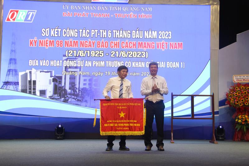 Ông Hồ Quang Bửu, Phó Chủ tịch UBND tỉnh Quảng Nam, trao Cờ thi đua của Chính phủ cho Đài QRT.