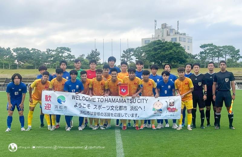 U17 Việt Nam chụp ảnh với tuyển Đại học Tokoha trước trận giao hữu.