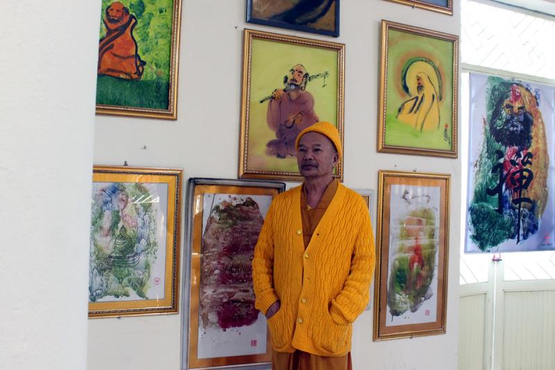 Hòa thượng Thích Viên Thanh bên cạnh những tác phẩm tranh sơn dầu về Tổ sư Bồ Đề Đạt Ma trưng bày tại Thiền viện Vạn Hạnh