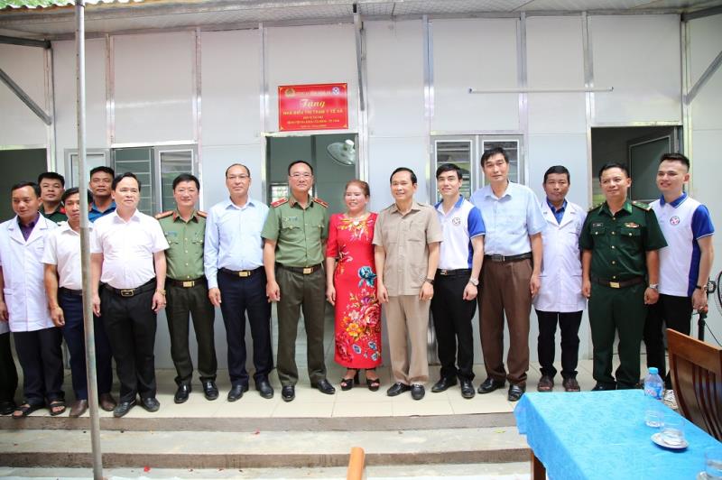 Khám bệnh và cấp phát thuốc cho người dân xã Mường Ải, huyện Kỳ Sơn