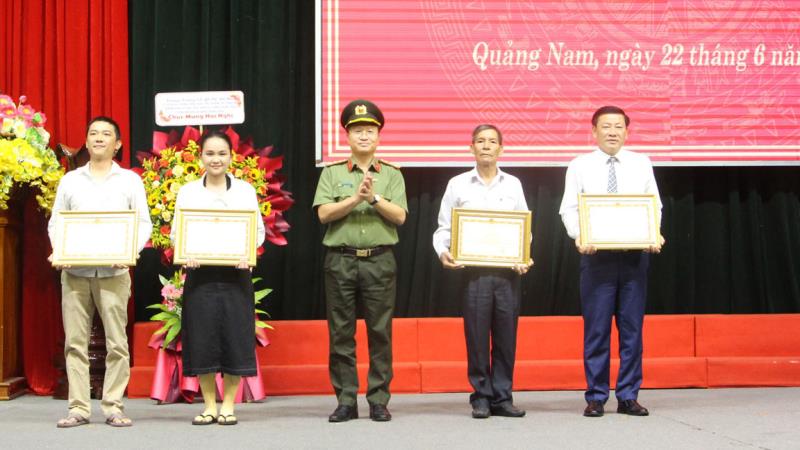 Ông Hồ Quang Bửu- Phó Chủ tịch UBND tỉnh Quảng Nam trao Bằng khen cho các tập thể, cá nhân.