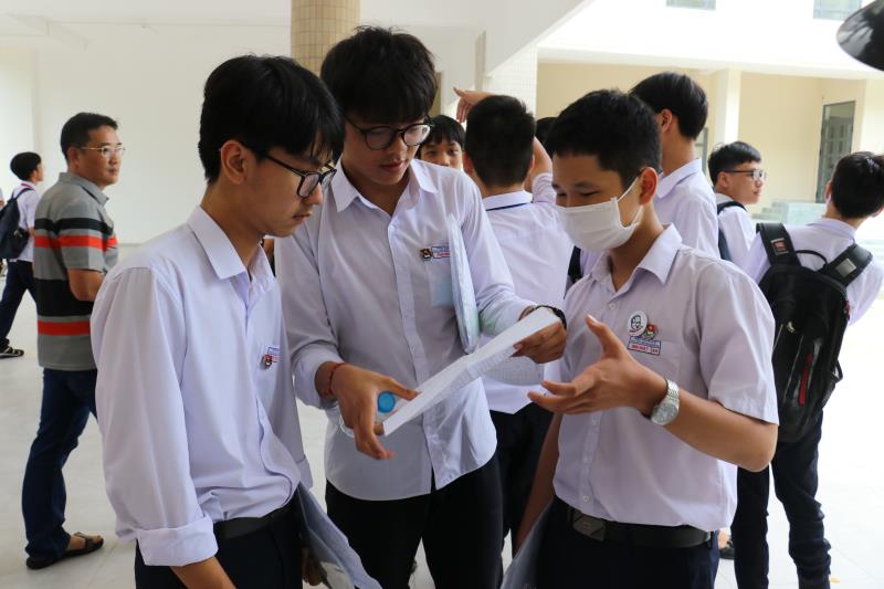 Thí sinh Đà Nẵng trao đổi cách làm bài sau khi kết thúc kỳ thi tuyển sinh vào lớp 10 THPT năm học 2023-2024.
