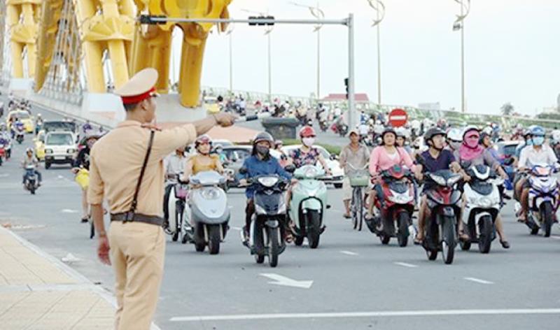 Lực lượng Cảnh sát giao thông Công an TP Đà Nẵng hướng dẫn, điều tiết giao thông.