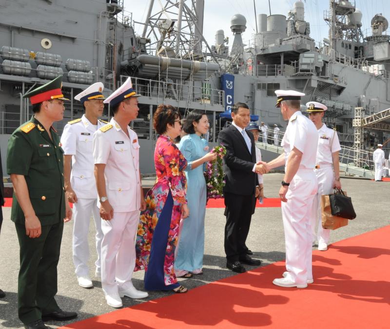 Tàu sân bay USS Ronald Reagan đậu tại phao số 0, Vịnh Đà Nẵng.