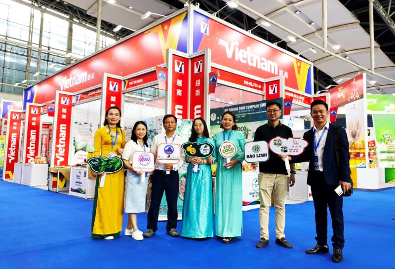 Các đối tác đến tìm hiểu và dùng thử sản phẩm của một doanh nghiệp Đà Nẵng tại Hội chợ CISMEF-2023.