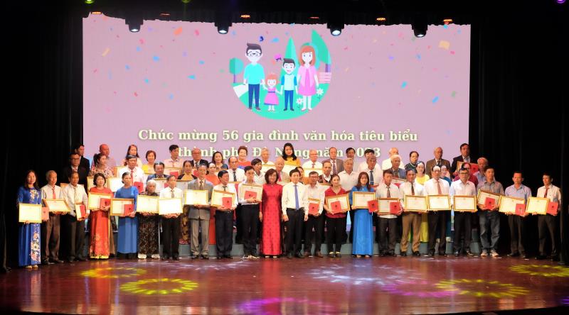 Bà Ngô Thị Kim Yến và ông Hà Vỹ - Phó giám đốc Sở văn hóa thể thao trao tặng bằng khen của Chủ tịch UBND TP cho 56 hộ gia đình tiêu biểu xuất sắc.
