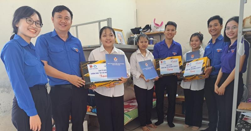 Thành Đoàn – Hội Sinh viên TP Đà Nẵng thăm, động viên và tặng quà các thí sinh là người đồng bào Cơ tu nội trú tại Trường THPT Phạm Phú Thứ.