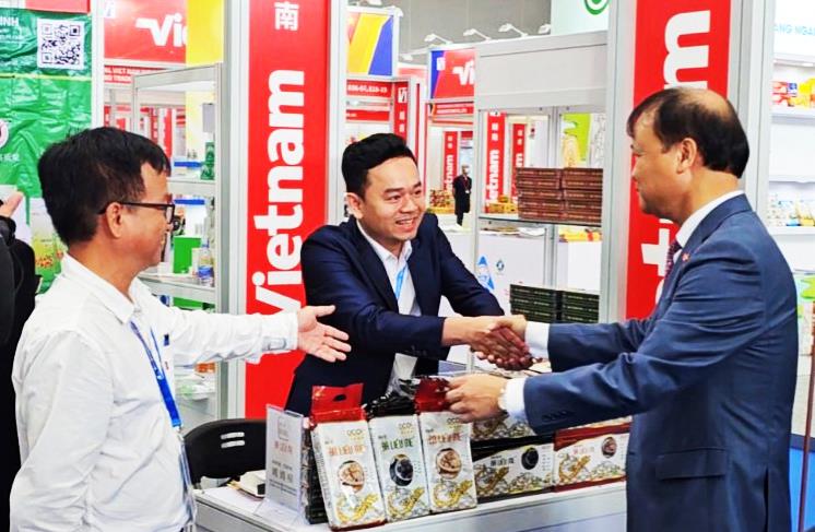 Các đối tác đến tìm hiểu và dùng thử sản phẩm của một doanh nghiệp Đà Nẵng tại Hội chợ CISMEF-2023.