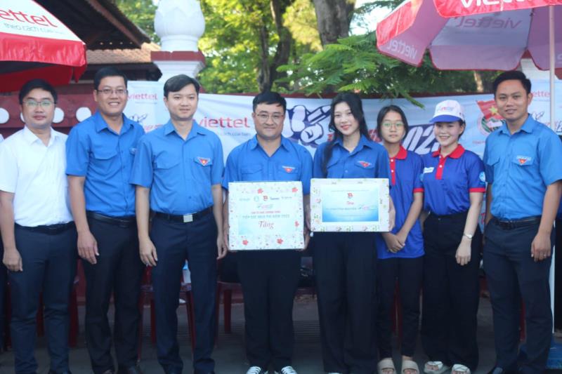 Trung ương Hội Sinh viên Việt Nam và Tỉnh Đoàn Thừa Thiên - Huế đã trao tặng quà cho các đội tiếp sức mùa thi.