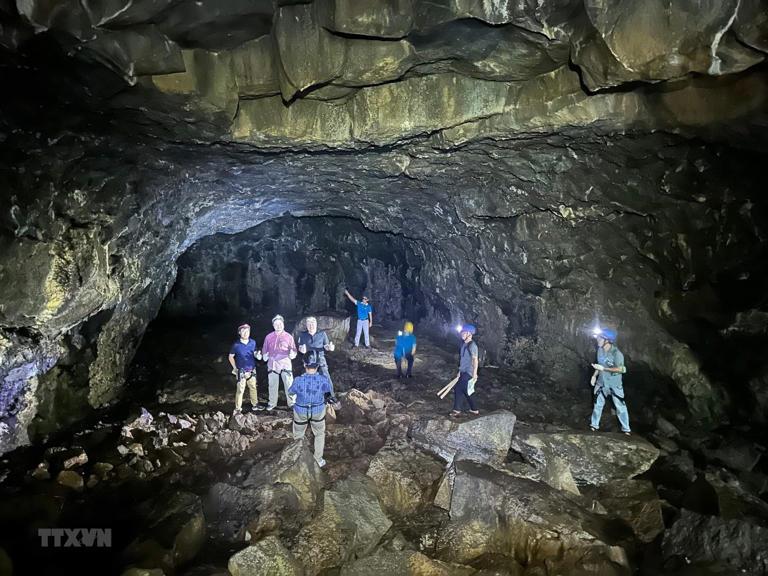 Đoàn chuyên gia công viên địa chất của UNESCO tham quan thực tế một số điểm trong hệ thống hang động núi lửa Đắk Nông. Ảnh: TTXVN