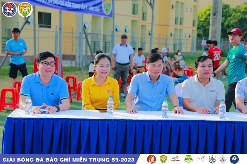 Ban tổ chức Giải bóng đá Báo chí miền Trung trao món quà xây dựng nhà tình nghĩa cho một hộ nghèo với số tiền 50 triệu đồng cho tỉnh Nghệ An.