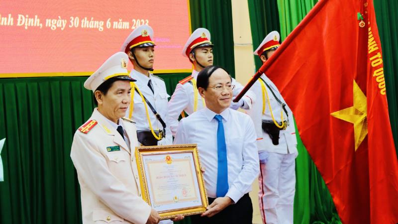 Thừa ủy nhiệm, Chủ tịch UBND tỉnh Bình Định Phạm Anh Tuấn trao Huân chương Bảo vệ Tổ quốc cho các đơn vị.