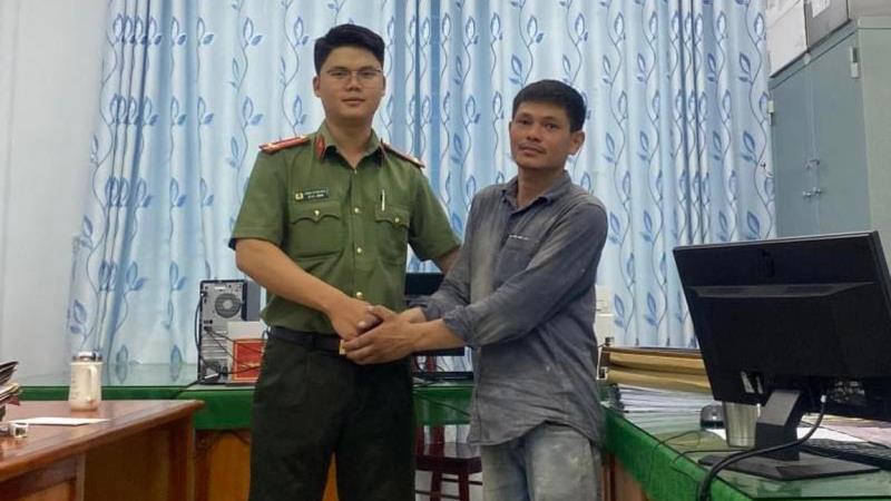 Anh Út trực tiếp đến Phòng ANM Công an tỉnh Quảng Ngãi để gửi lời cảm ơn.