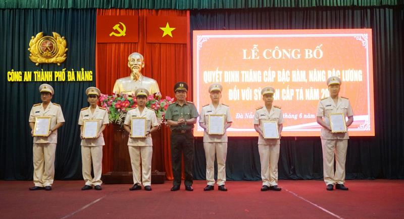Đại tá Trần Phòng – Phó Giám đốc CATP trao quyết định cho các đồng chí được thăm hàm cấp Thiếu tá.