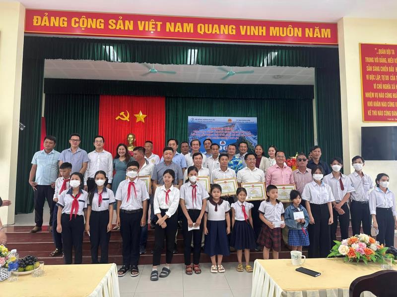 Các đơn vị trao học bổng trị giá 272 triệu đồng tặng 85 học sinh vượt khó, hiếu học của huyện Phú Lộc.