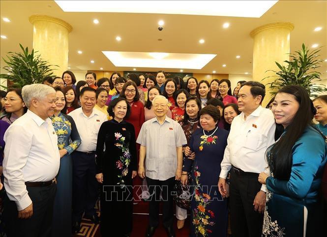 Tổng Bí thư Nguyễn Phú Trọng, các đồng chí lãnh đạo Đảng, Nhà nước chụp ảnh chung với Nhóm nữ đại biểu Quốc hội Việt Nam.