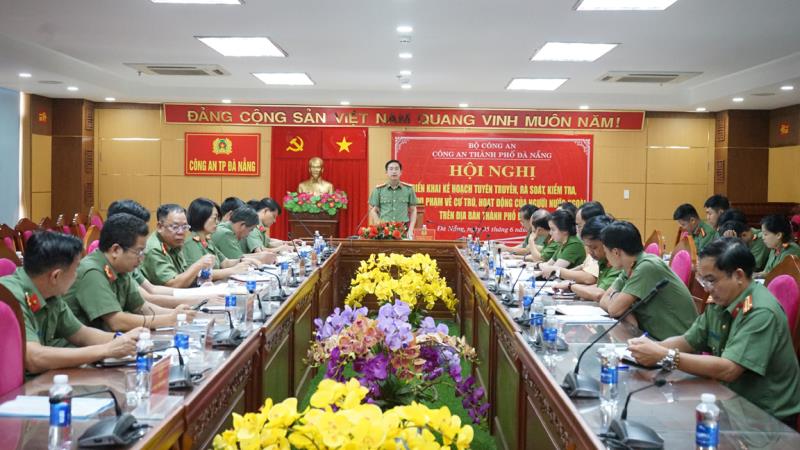Đại tá Nguyễn Văn Hoa báo cáo tình hình quản lý hoạt động của NNN tại TP Đà Nẵng thời gian qua.