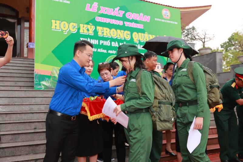 Anh Nguyễn Mạnh Dũng - Bí thư Thành đoàn Đà Nẵng gắn hoa và trao quyết định tham gia chương trình cho học viên.