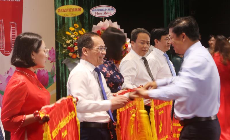 Chủ tịch UBND TP Đà Nẵng Lê Trung Chinh trao tặng Bằng khen của Thủ tướng Chính phủ cho các tập thể, cá nhân có thành tích xuất sắc trong công tác thi đua khen thưởng giai đoạn 2018-2022.