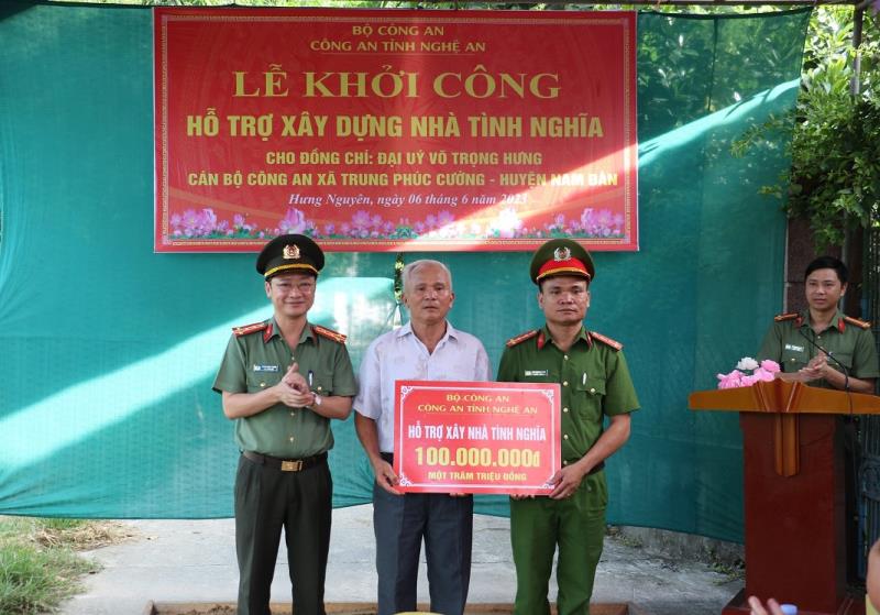 Lãnh đạo Công an tỉnh Nghệ An, Công an huyện Nam Đàn và chính quyền địa phương khởi công xây dựng nhà tình nghĩa