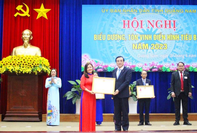 Bí thư Tỉnh ủy Quảng Nam Phan Việt Cường trao Huân chương Lao động hạng Nhì, hạng Ba của Chủ tịch nước cho các tập thể, cá nhân.