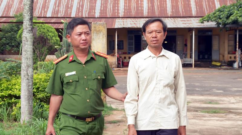 Lực lượng chức năng áp giải đối tượng Nguyễn Sỹ Khánh.