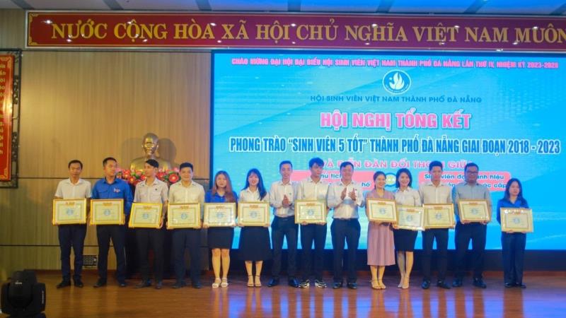 HSVVN TP Đà Nẵng khen thưởng tập thể, cá nhân có thành tích xuất sắc trong công tác triển khai phong trào đến với hội viên, sinh viên các cấp.